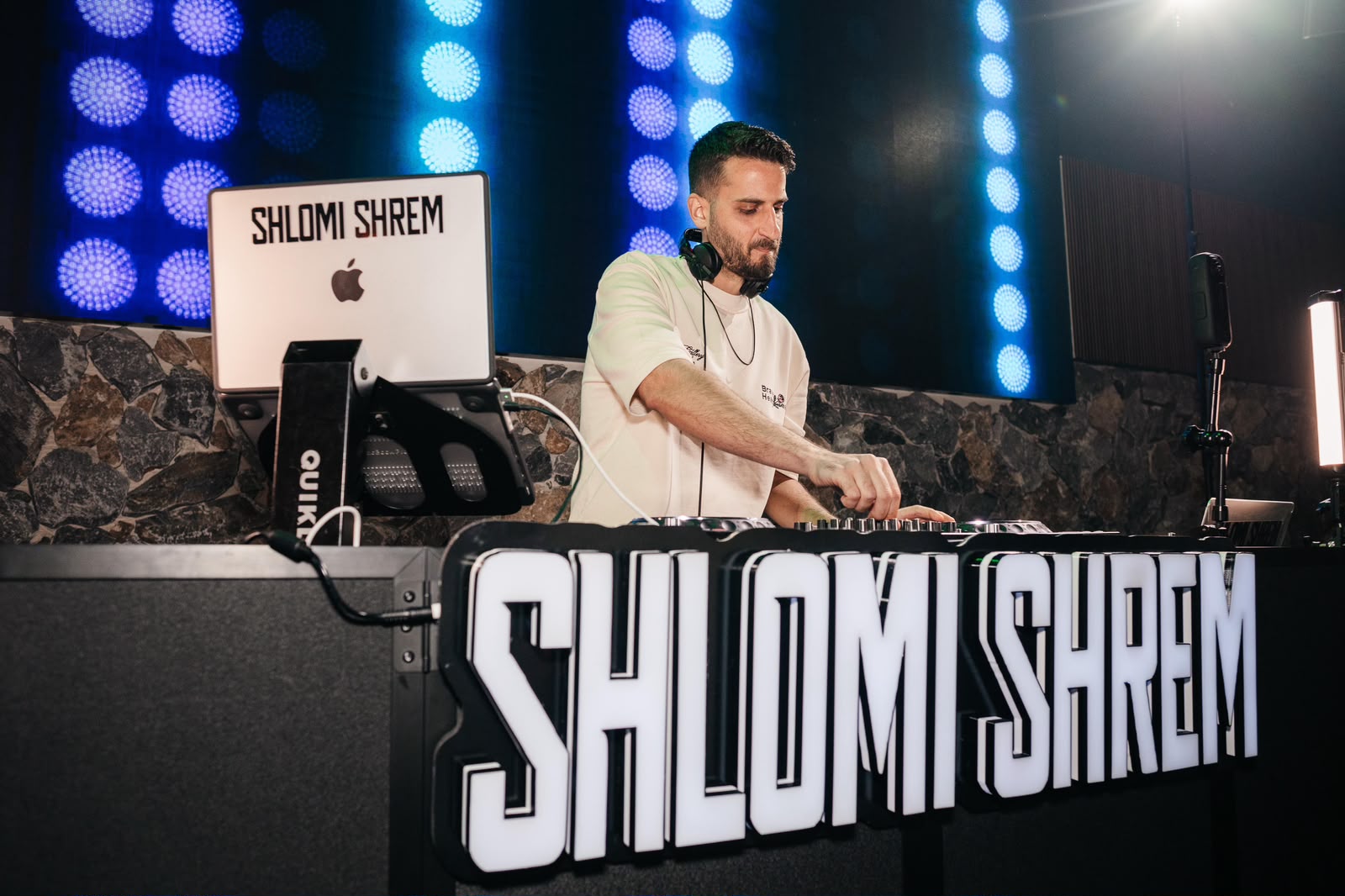 שלומי שרם בעמדת DJ ממותגת